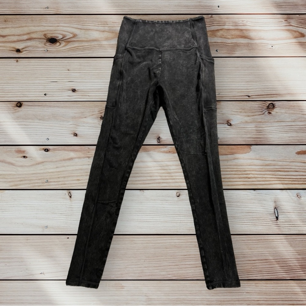 AERIE Women’s Ribbed Leggings with Side Pockets in Black